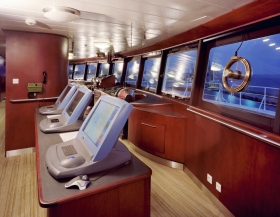Η πλήρως ψηφιακά εξοπλισμένη γέφυρα του Freewinds, με το τελευταίας τεχνολογίας σύστημα ραντάρ Κέλβιν Χιούτζιζ, και τα πανοραμικά παράθυρα του που επιτρέπουν την 360 μοιρών θέαση.